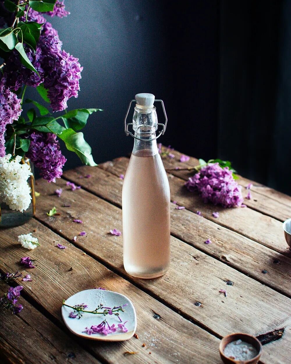 Lilac sugar &amp; syrup season! Our lilacs are in bloom ✨️finally✨️ and I love them so much. 
The recipe for both the sugar &amp; syrup are linked in my profile! 
And my blog has other lilac recipes as well 💜
#lilacs #lilacseson #floralbaking #ed