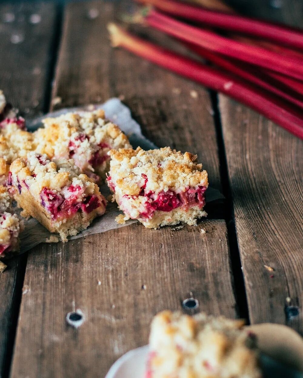 Rhubarb season is the best season 🙌  This rhubarb platz is a layered dessert with a thin cake on the bottom, a generous layer of rhubarb, and topped with buttery crumbs 🤤❤
Recipe is linked in my profile.
#rhubarb #platz #rhubarbseason #springbakin