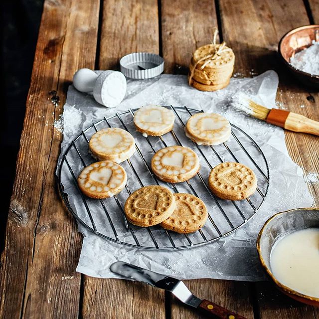 Cookie season is here!! These cute little stamped brown butter sugar cookies are in my blog archives, and the recipe is from The Cookie Book by @displacedhousewife ❤❤
.
#cookieseason #cookiesmakeeverythingbetter #givemecookies #stampedcookie #foodstyling #foodphotography #onthetable #mycommontable #thebakefeed #f52grams #feedfeed #foodblogfeed #buzzfeedfood #huffposttaste #beautifulcuisines #hautecuisines #thefarmersdaughter